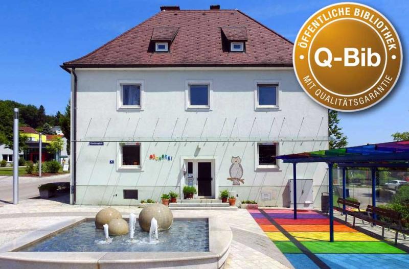 Außenansicht Bücherei Dietach mit Qualitätssiegel